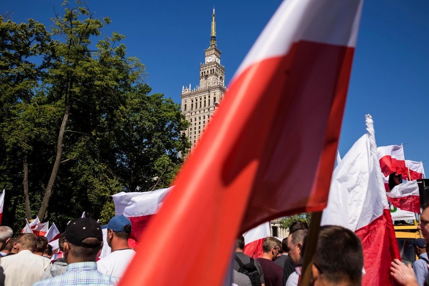 Polska flaga ma mieć doprecyzowane nawy kolorów. Obecnie z...