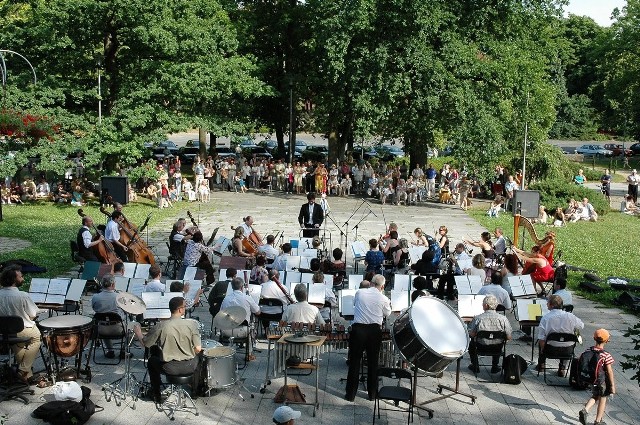 Koncert Filharmonii Koszalińskiej w Parku Książąt Pomorskich w Koszalinie