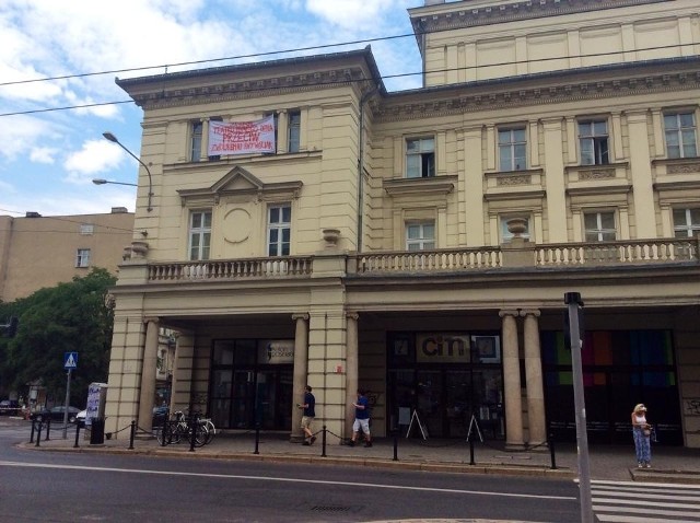 Teatr Ósmego Dnia protestuje: Transparent na budynku i akcja na facebooku
