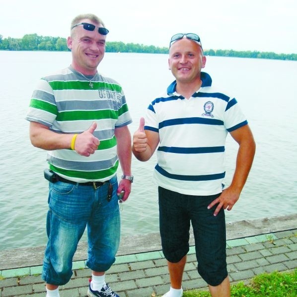 - Najpierw przyjechaliśmy nad Jezioro Ełckie. Punkt Informacji Turystycznej powinien był w centrum miasta- mówią Waldemar Stangreciak (z prawej) i Piotr Różanowski.