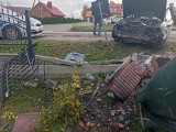 W Sokolnikach samochód na zakręcie staranował ogrodzenie posesji. Syn jej właścicielki apeluje o poprawę bezpieczeństwa w tym miejscu