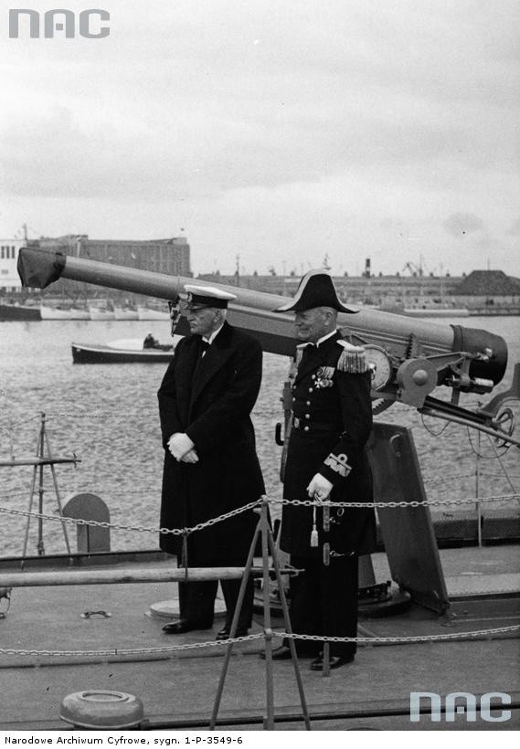 Kontraadmirał Józef Unrug ( z prawej) w towarzystwie...