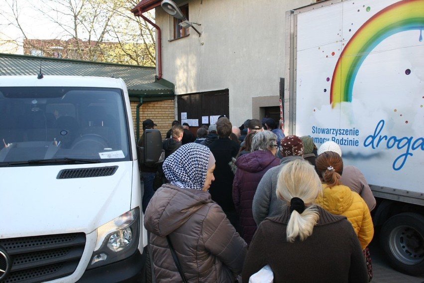 Firmy pomagają przed świętami. Także ZMB Białystok. Bo nie samym chlebem....