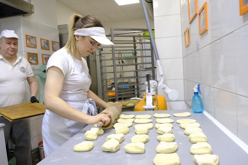 Tak powstają pączki w Dobrej Pączkarni w Toruniu.