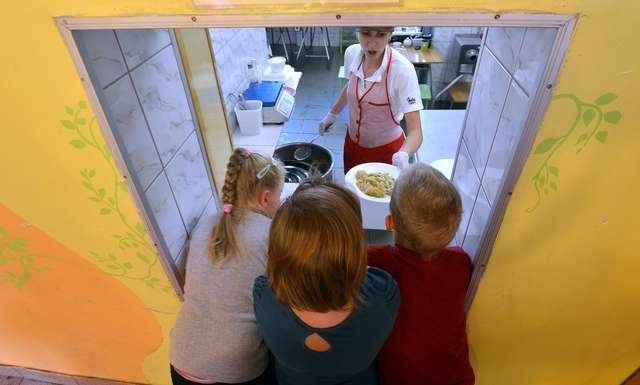 Szkolna kuchnia w SP nr 2 musi wykarmić prawie dwieście osób, dla części dzieci obiad w szkole to jedyny ciepły posiłek w ciągu dnia.