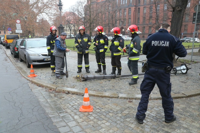 Wypadek na Ostrowie Tumskim. Samochód złamał latarnię gazową, 4 zastępy strażaków i pogotowie gazowe w akcji (ZDJĘCIA)