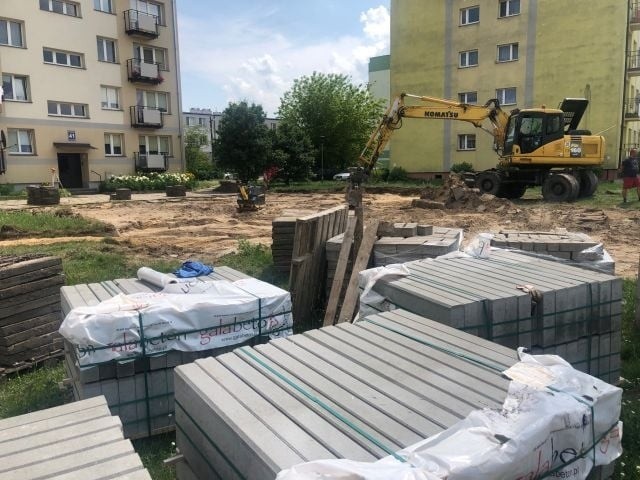 Na placu między blokami przy ulicy Żeromskiego rozpoczęła się budowa parkingu i nowych chodników.
