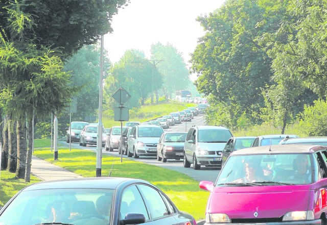 Takie korki, jak ten w w Bobolicach, to w sezonie codzienność na obecnej "jedenastce". Ale na  S11 czekamy nie tylko z tego powodu.