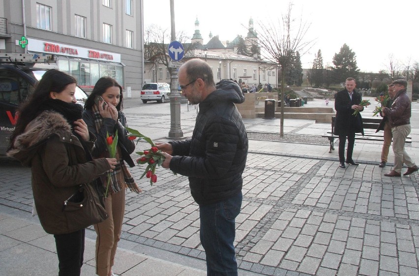 Dzień Kobiet w Kielcach. Andrzejowie składali życzenia paniom w centrum miasta [ZDJĘCIA]