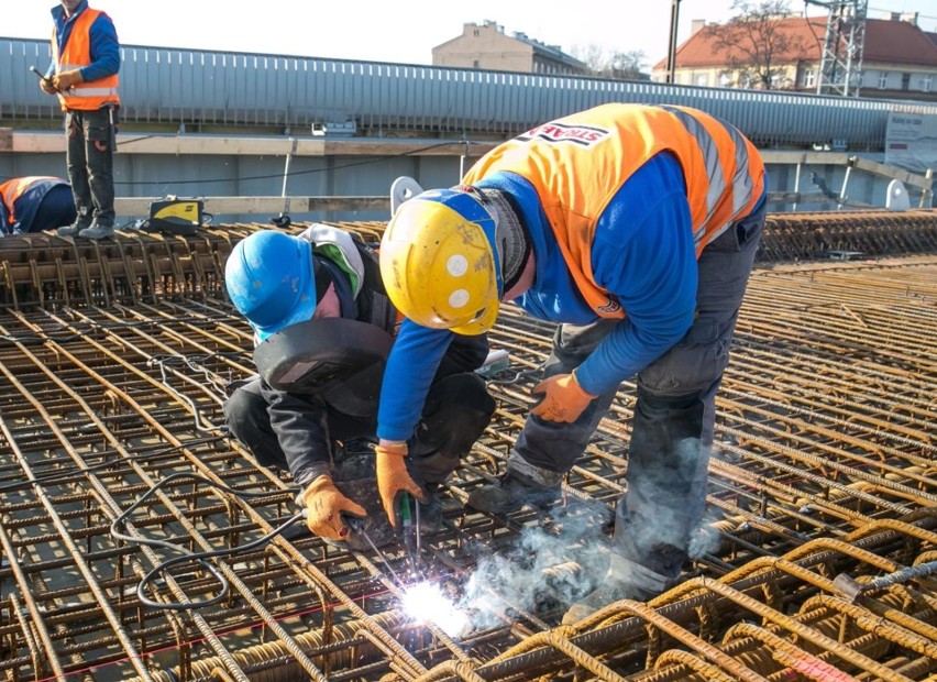 ▶ Rząd zaproponował kwotę podwyżki płacy minimalnej w 2022...