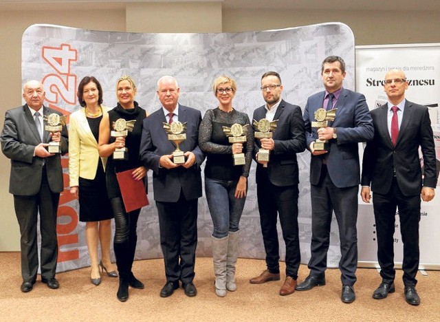 Na zdjęciu laureaci konkursu NDP 2018  z Ewą Leniart (wojewodą podkarpackim) i Stanisławem Sową (redaktorem naczelnym Nowin)