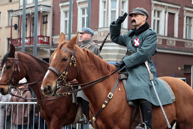 Oficjalne uroczystości obchodów Święta Niepodległości z ceremoniałem wojskowym odbyły się na Rynku głównym w Grudziądzu.