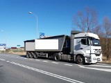 Na granicy z Czechami w podprudnickiej Trzebini, inspektorzy ITD zatrzymali transport odpadów ściekowych bez wymaganych zezwoleń 