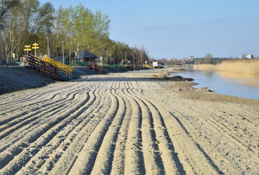 Porządki przed sezonem nad Jeziorem Tarnobrzeskim. Trwa sprzątanie plaż, będzie dostawa świeżego piasku (ZDJĘCIA)