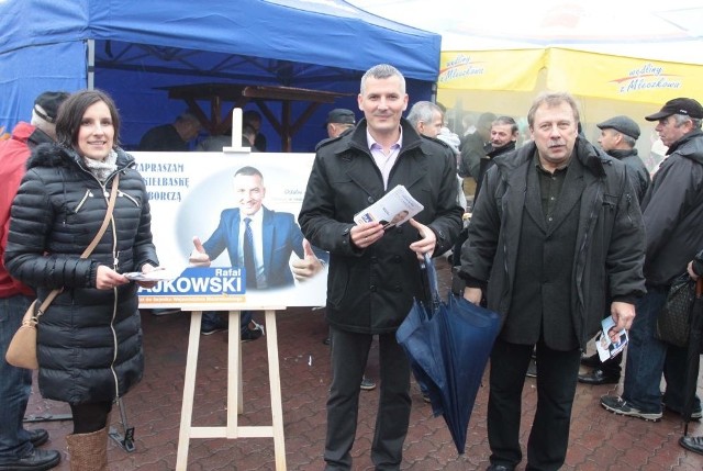 Marta Michalska - Wilk i Rafał Rajkowski (wśrodku) zapraszali na darmową kiełbasę wyborczą.