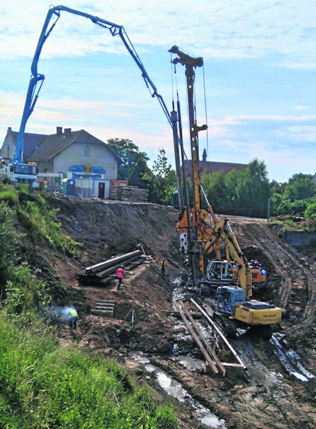 Prace na osuwisku w Dziekanowicach (w tle szkoła) już się zaczęły