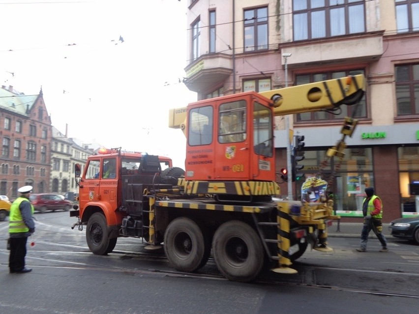 Wrocław: Na Krupniczej trwamwaj wypadł z szyn (ZOBACZ ZDJĘCIA)