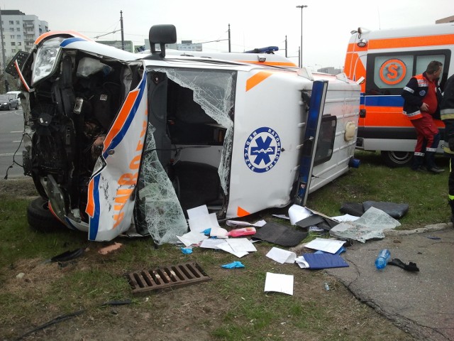 Do wypadku karetki doszło przed 12:00 na rondzie Sybiraków w Łodzi.