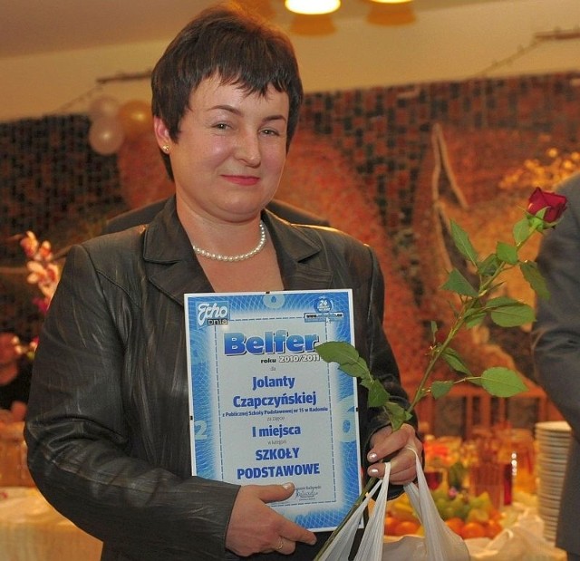 Jolanta Czapczyńska z dyplomem za zajęcie 2 miejsca w Złotej Dziesiątce najpopularniejszych nauczycieli w regionie.