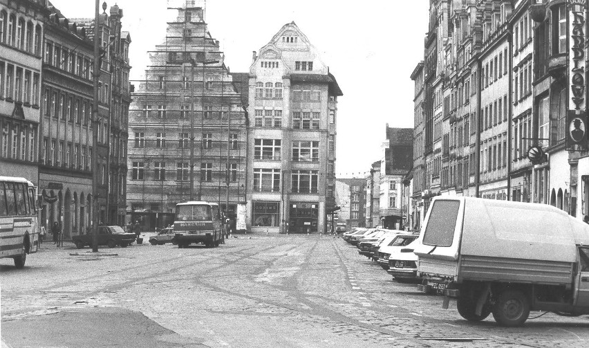 WROCŁAW 24-10-1990. RYNEK, WIDOK W KIERUNKU ULICY ŚW....