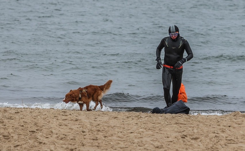 Jesienna niedziela po słonecznej sobocie. Tak było na plaży w Brzeźnie, spacerowiczów niewielu