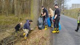 Ochotnicy z gminy Murów sprzątali las. Zebrali górę śmieci - od butelek po sprzęt AGD