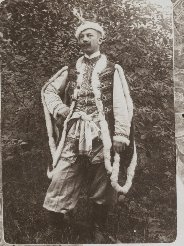 Jeden z aktorów Pochodni, a później Teatru Polskiego w Białymstoku, Wacław Stołecki w teatralnym kostiumie. 1919 rok.