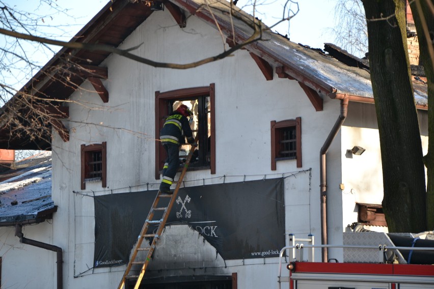 Aż 24 zastępy strażaków gasiły potężny pożar w Rybniku-Chwałowicach [ZDJĘCIA]