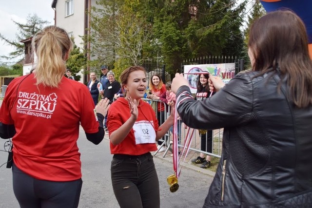 28 kwietnia w Sławsku po raz ósmy odbył się Bieg im. Asi Kenig. Organizatorem wydarzenia była Szkoła Podstawowa w Sławsku. Po rocznej przerwie ponownie zorganizowano szereg biegów dziecięcych i młodzieżowych, a zwieńczeniem dnia był bieg główny na dystansie 10 km i 5-cio kilometrowy marsz nordic walking. W zawodach udział wzięło łącznie 240 osób, a towarzyszyły im rodziny i kibice, którzy wzięli udział w zorganizowanym w tym dniu festynie.Zobacz także Bieg Wenedów 2018 w Koszalinie
