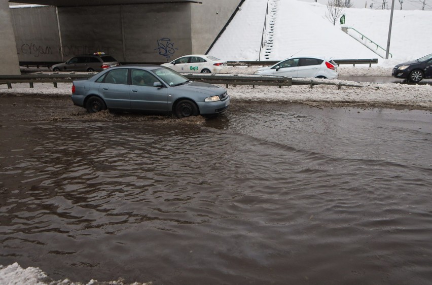 Fatalne warunki na drogach Przemyśla i powiatu przemyskiego. Deszcz i błoto pośniegowe utrudniają jazdę [ZDJĘCIA, WIDEO]