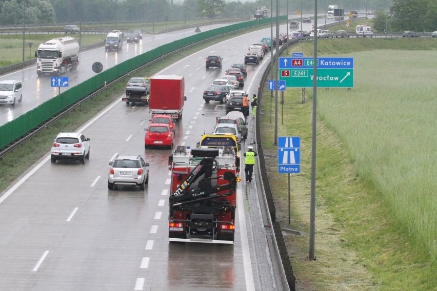 Wypadek na A4. Ciężarówka staranowała trzy samochody i odjechała (ZDJĘCIA)