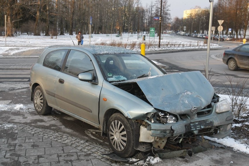 Wypadek na Rojnej w Łodzi. Pijana kobieta za kierownicą, jej pasażer poszukiwany przez policję [ZDJĘCIA]