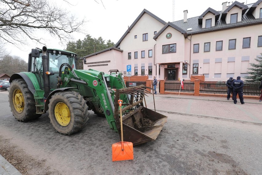 Rolnicy protestowali, bo mają zastrzeżenia do przetargu. Pod siedzibą Biebrzańskiego Parku Narodowego wysypali obornik [ZDJĘCIA]