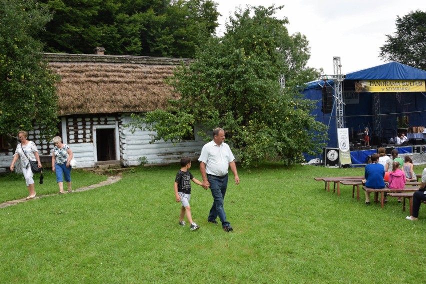 Szymbark. XV Panorama Kultur. W skansenie głośno gra muzyka, jest mnóstwo ludzi, są stoiska z rękodziełem, gospodynie częstują pysznościami