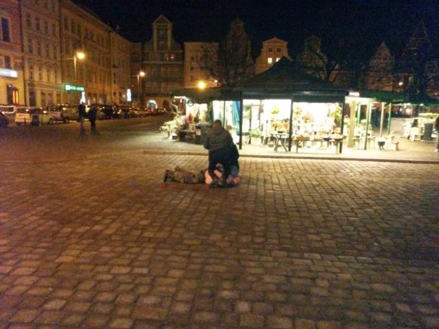 Mężczyzna, który biegał z nożem po wrocławskim Rynku, został zatrzymany na pl. Solnym