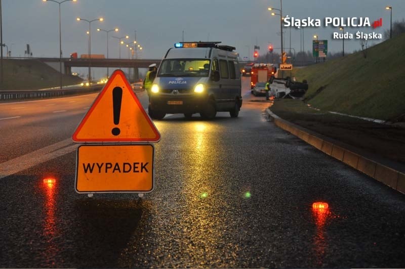 Groźny wypadek na DTŚ: Dachowanie samochodu dostawczego