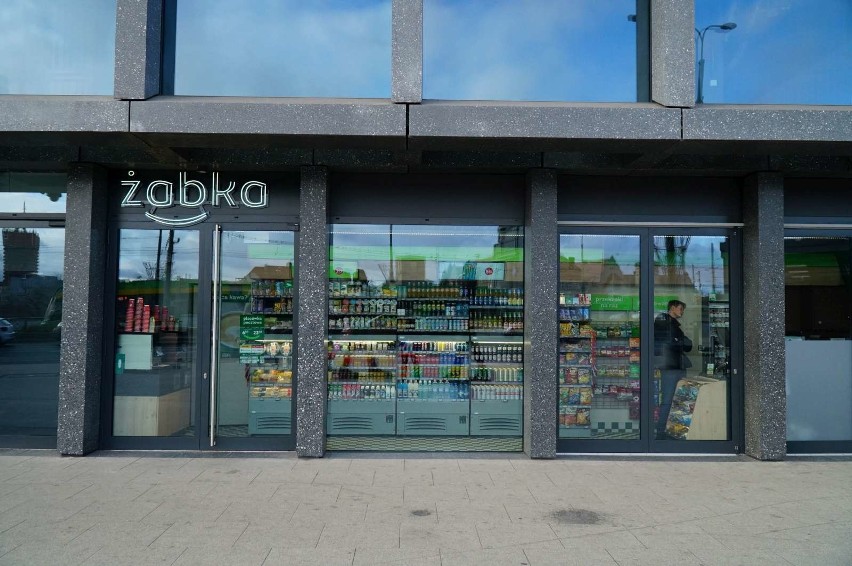 Otwarty na parterze Bałtyku sklep sieci Żabka ma zaledwie...