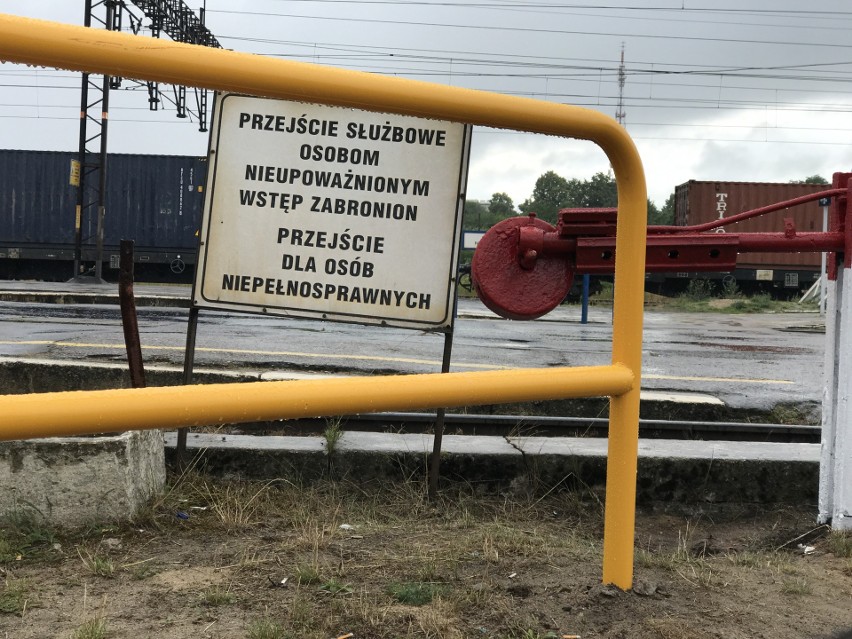 Szlaban na kłódkę. Zamknięte przejście dla niepełnosprawnych...