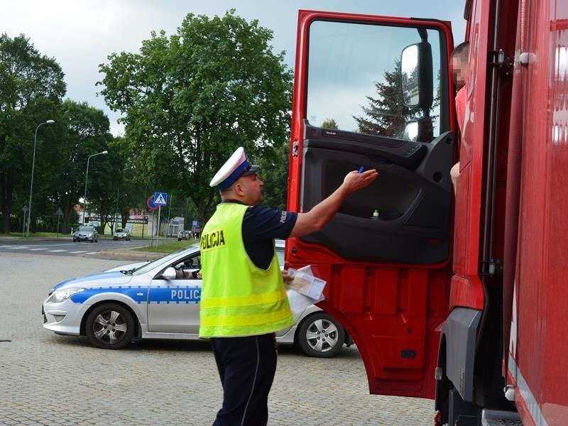 Policjanci kontrolują ciężarówki i samochody w powiecie krośnieńskim (zdjęcia)