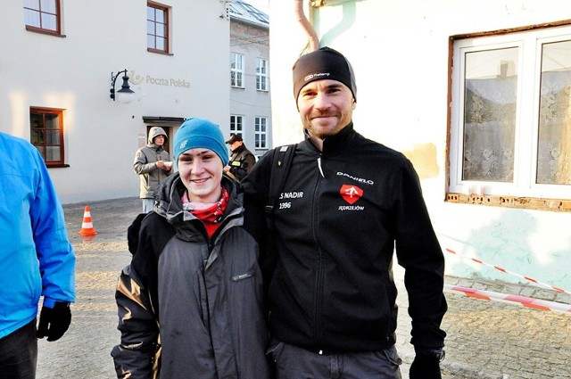 Triumfatorka biegu w kategorii wiekowej 16-19 lat Karolina Fiutek wraz ze swoim szkoleniowcem Bartłomiejem Bartoszem z Nadiru