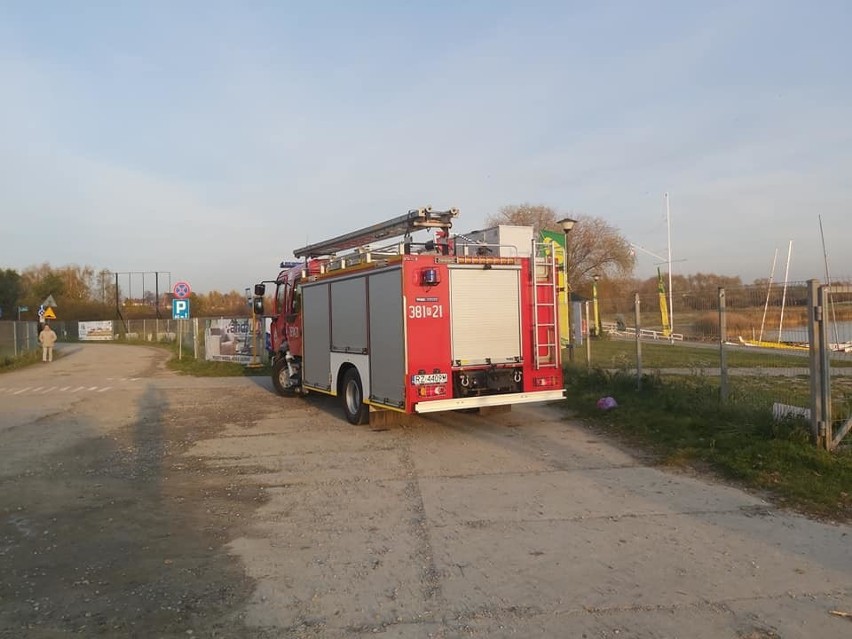 Tarnobrzeg. Dziwna piana na Jeziorze Tarnobrzeskim. Doszło do skażenia wody?