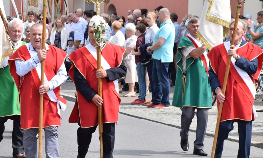 Ostrołęka. Boże Ciało 2022. Zdjęcia z procesji z ostrołęckiego klasztoru. 16.06.2022