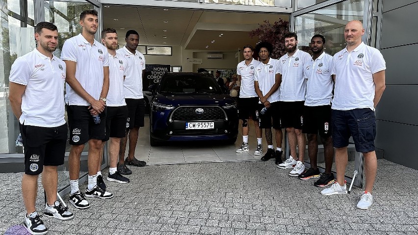 Koszykarze Anwilu dostali nowe samochody, którymi poruszać...
