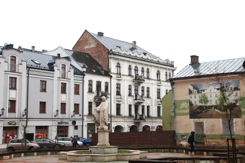Dom Centralny w Zamościu (w środku)