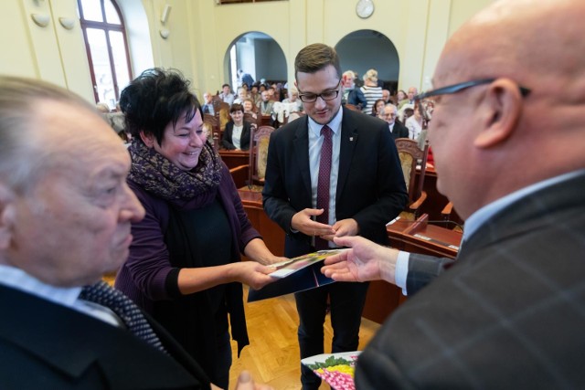 Gala podsumowująca  konkurs „Bydgoszcz w kwiatach i zieleni” odbyła się wczoraj w sali sesyjnej bydgoskiego ratusza. Zwycięzcy zostali nagrodzeni. Czworo z nich otrzymało także wyróżnienia od redakcji, które wręczyła red. Ewa Czarnowska-Woźniak.Nagrody od „Expressu” otrzymali: Dominika Brzycka, Przedszkole nr 34 „Mali Odkrywcy”, Marek i Grażyna Reszkowscy,  oraz wspólnota mieszkaniowa przy Długosza 8. 