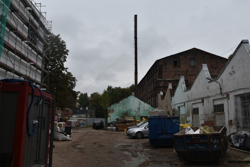 Oba budynki starej fabryki są obecnie w opłakanym stanie...