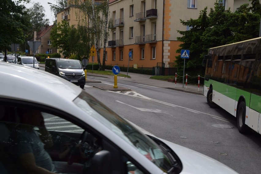 Skrzyżowanie ulic Kożuchowskiej i Botanicznej. Ruch jest tu...