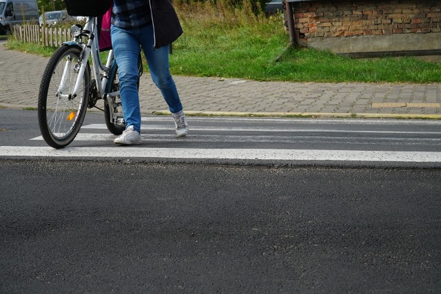 Ul. Jarochowskiego w Poznaniu: w tym miejscu trwają obecnie roboty związane z budową sieci cieplnej, prowadzone na zlecenie spółki Veolia. Jak dowiedzieliśmy się z ZDM, wykonawca nie zakończył jeszcze wszystkich prac. Konieczne jest m.in odtworzenie nawierzchni ulicy. Docelowo jezdnia zostanie sfrezowana i ułożona będzie nowa, równa warstwa ścieralna. Kiedy to jednak nastąpi?