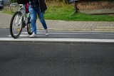 Nierówna jezdnia na Jarochowskiego w Poznaniu zmorą dla pieszych i samochodów. "Nie zdziwiłabym się, gdyby ktoś skręcił nogę" 