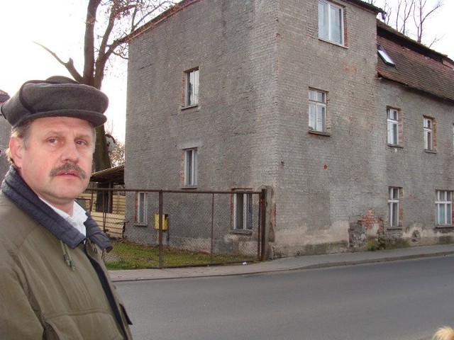 Jan Wiśniewski z żalem patrzy na swoją część domu, którą utracił na skutek waśni z ojcem